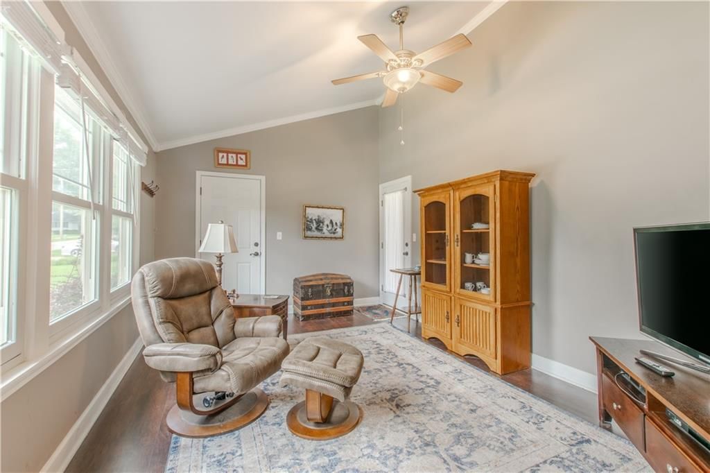 302 W Walnut Street — photo 23