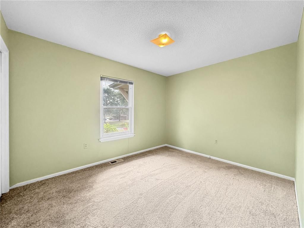 18315 Pleasant View Drive — photo 10