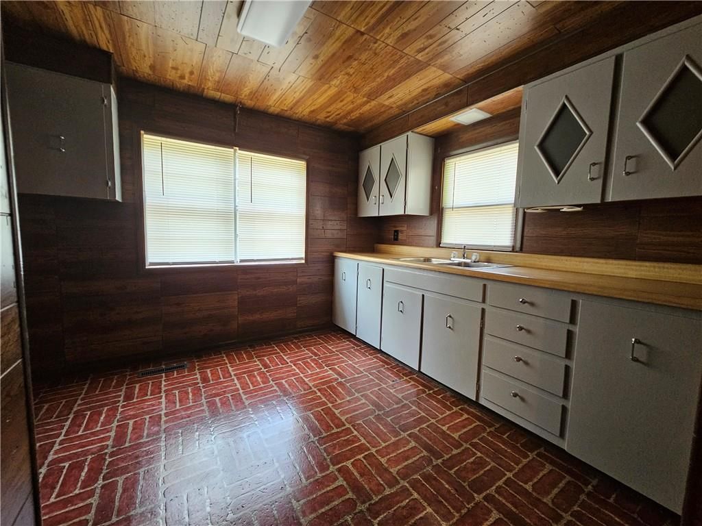 102 N Cherokee Street — photo 14