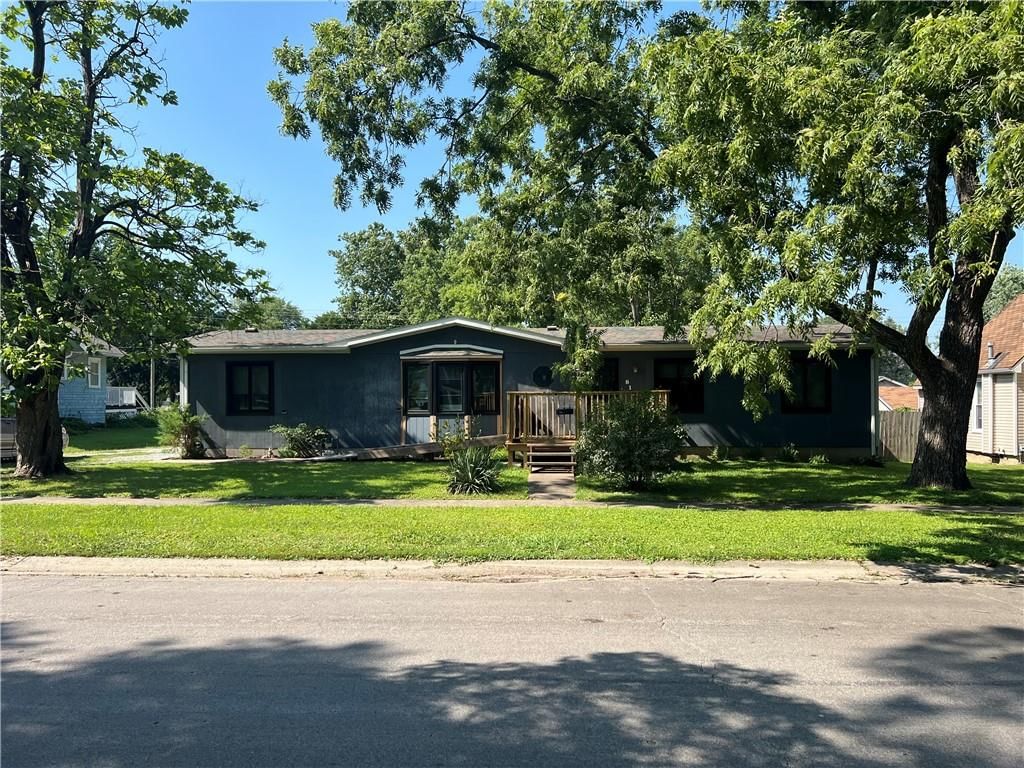 810 W Third Street — photo 2