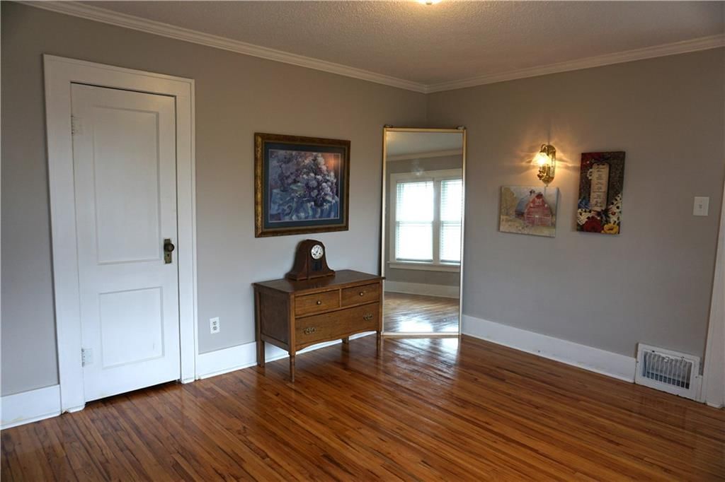 302 E 7th Street — photo 30