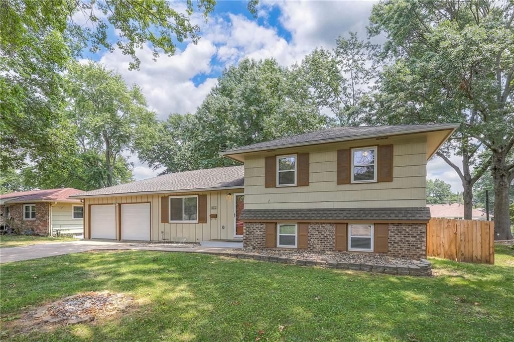 301 Manor Drive — photo 2