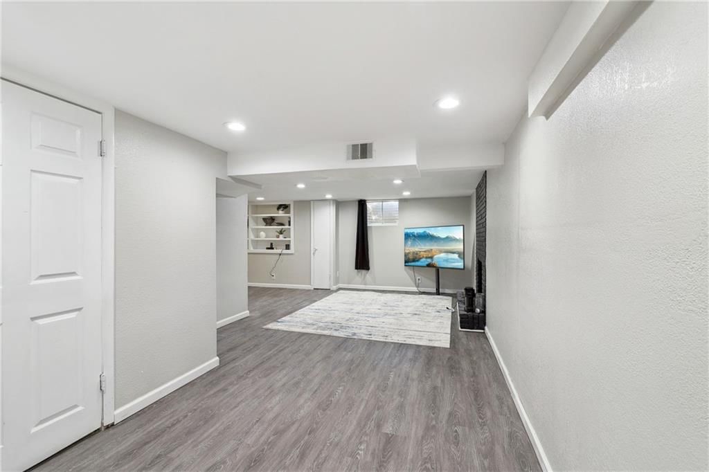 7821 Wallace Avenue — photo 17