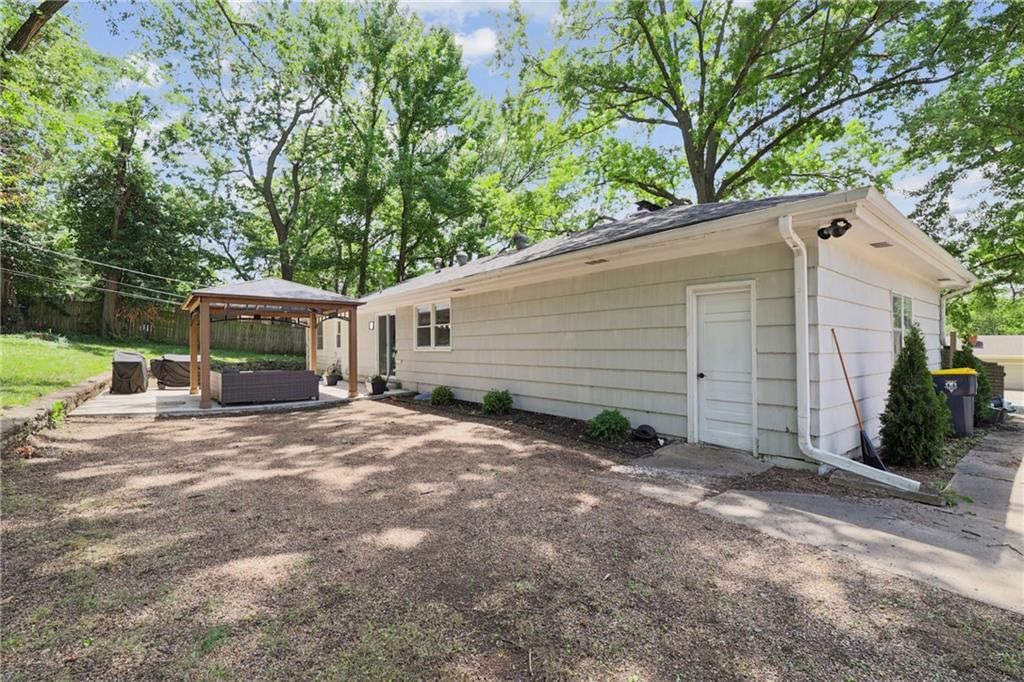 7821 Wallace Avenue — photo 26
