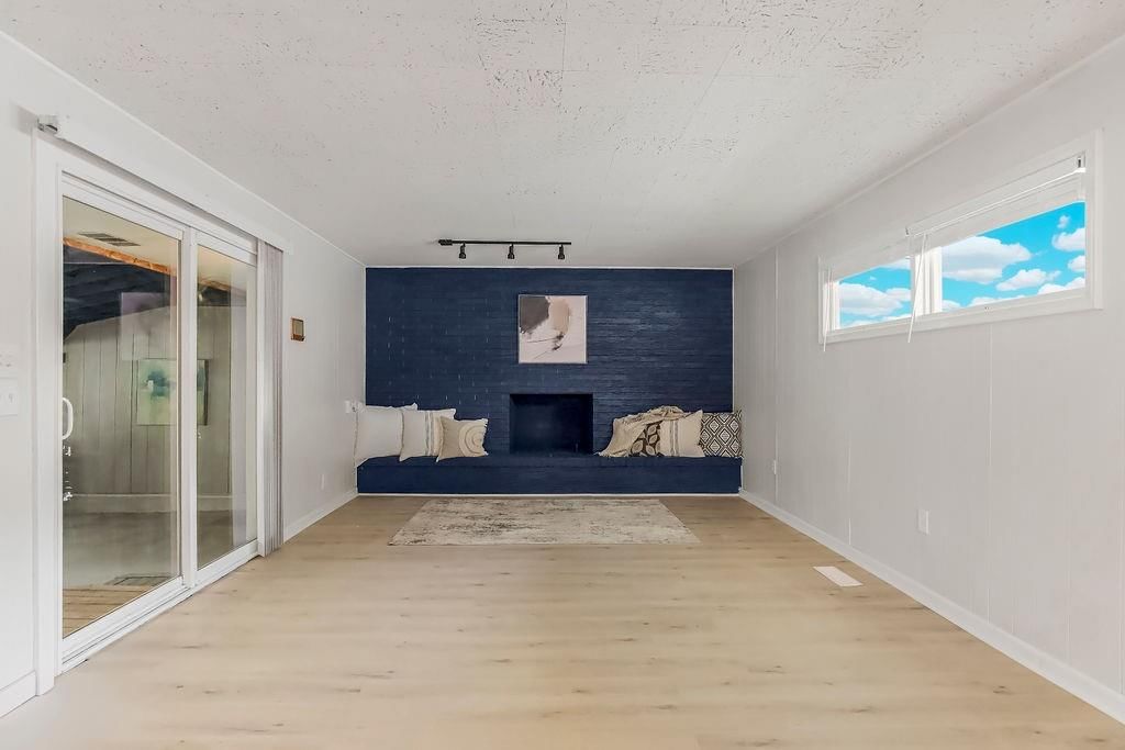5328 N Smalley Avenue — photo 11