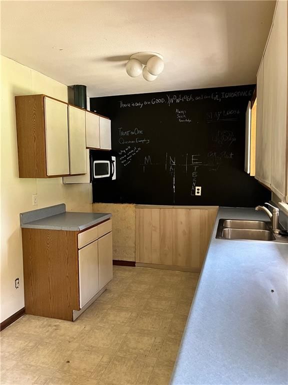 406 Village Drive — photo 6