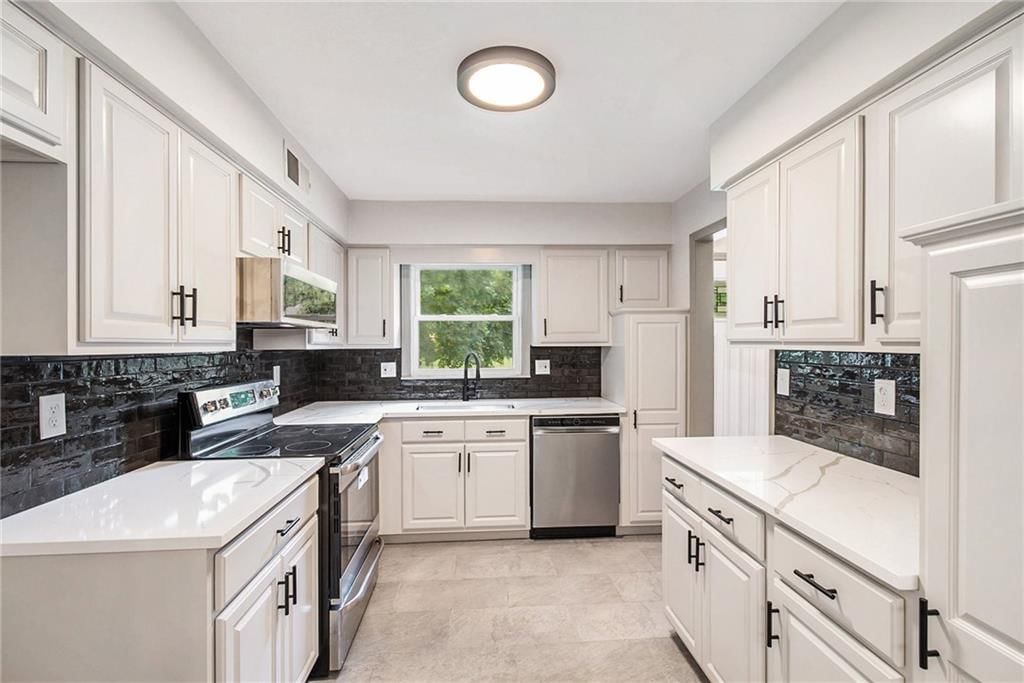 6824 NW Pleasant View Drive — photo 13
