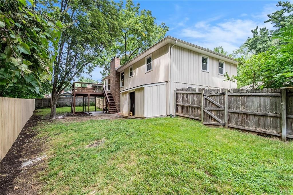 6824 NW Pleasant View Drive — photo 31