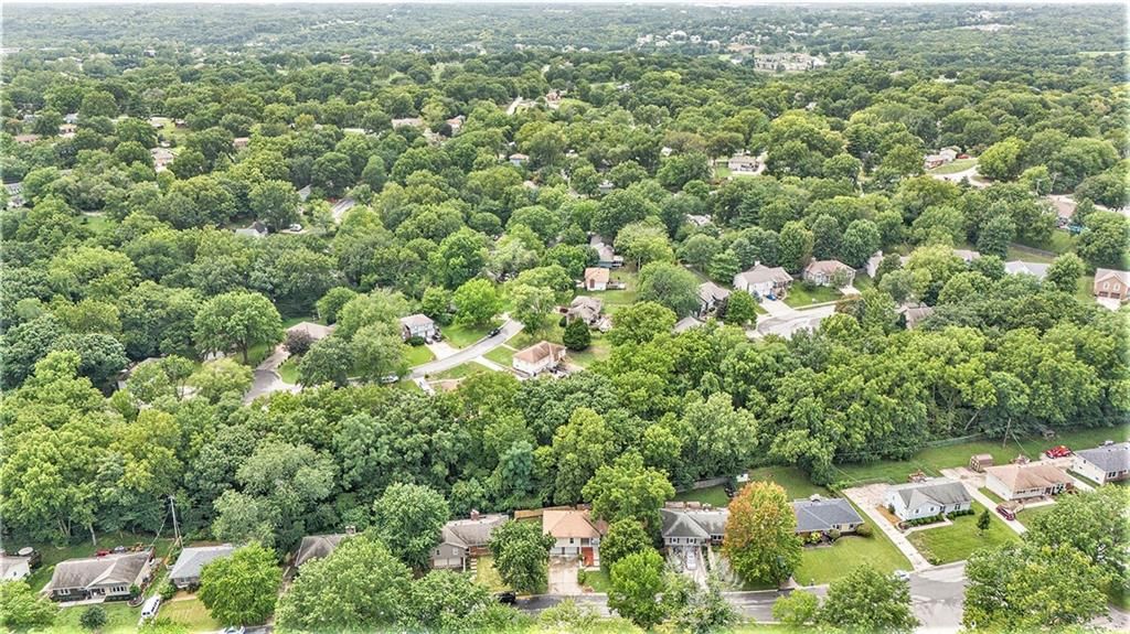 6824 NW Pleasant View Drive — photo 33