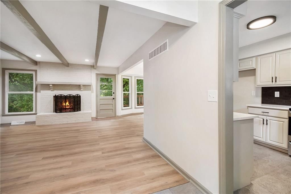 6824 NW Pleasant View Drive — photo 8