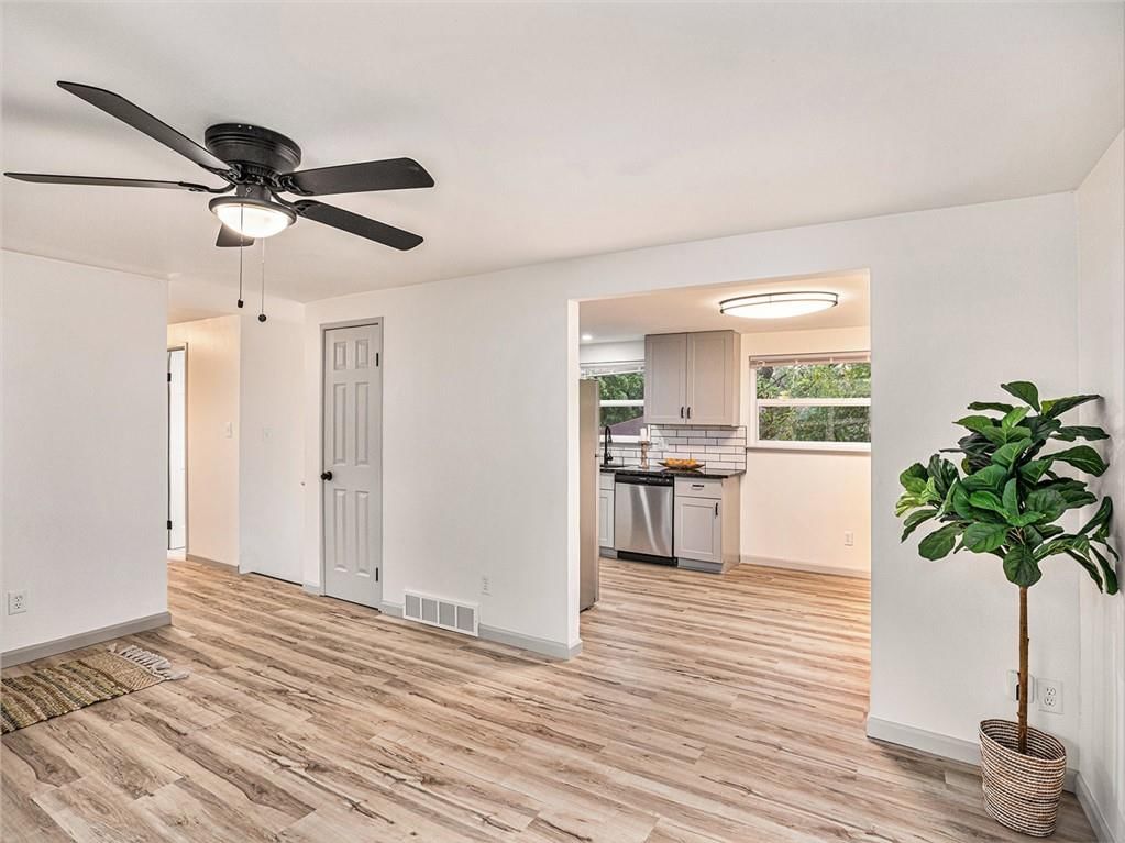 10323 Smalley Avenue — photo 4