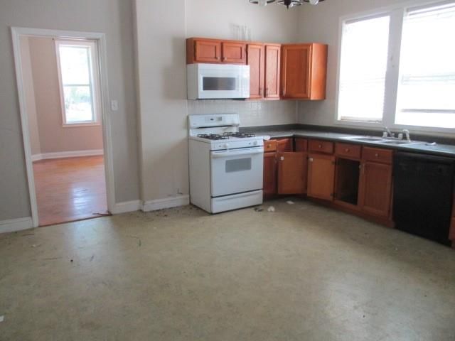 916 S Vermont Street — photo 6