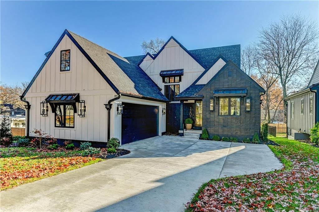 2207 W 71st Street, Prairie Village, KS