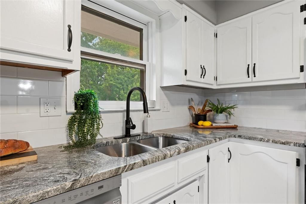 1101 S LIBERTY Drive — photo 10