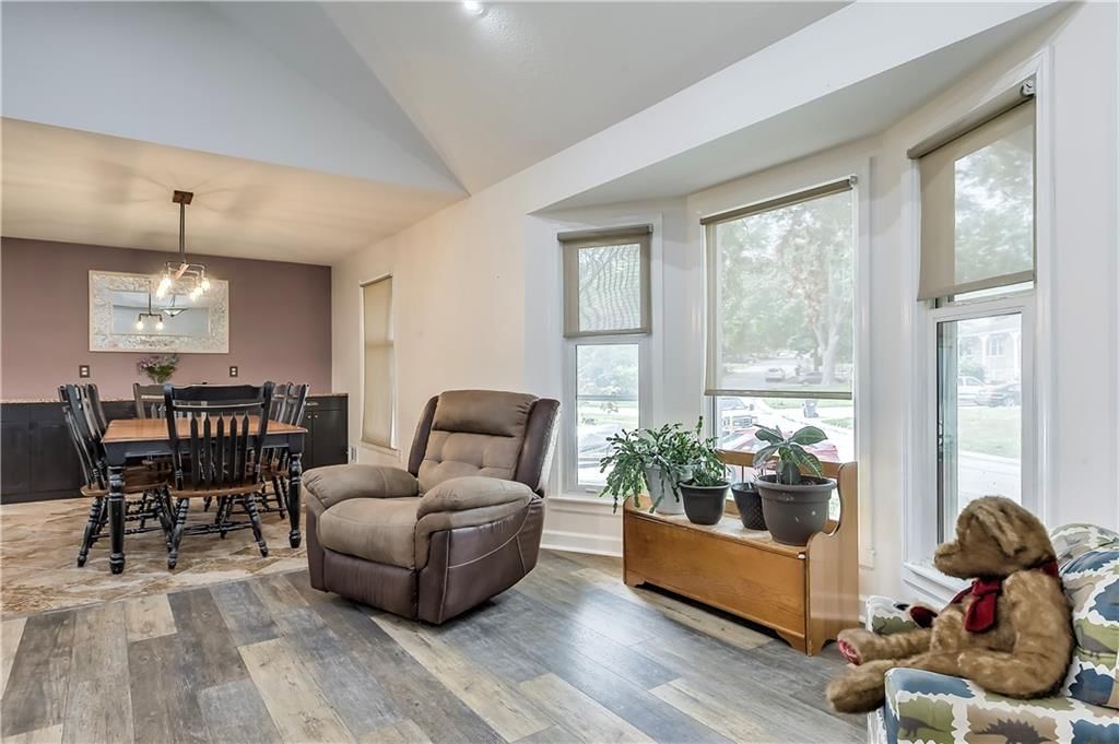 401 NW MEADOWVIEW Drive — photo 8