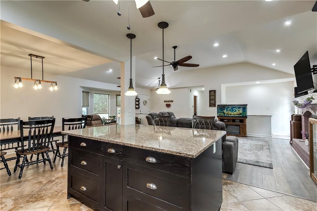 401 NW MEADOWVIEW Drive — photo 9