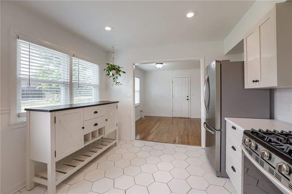 621 E 110th Terrace — photo 11