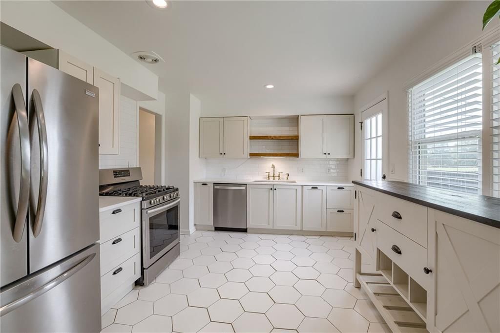 621 E 110th Terrace — photo 10