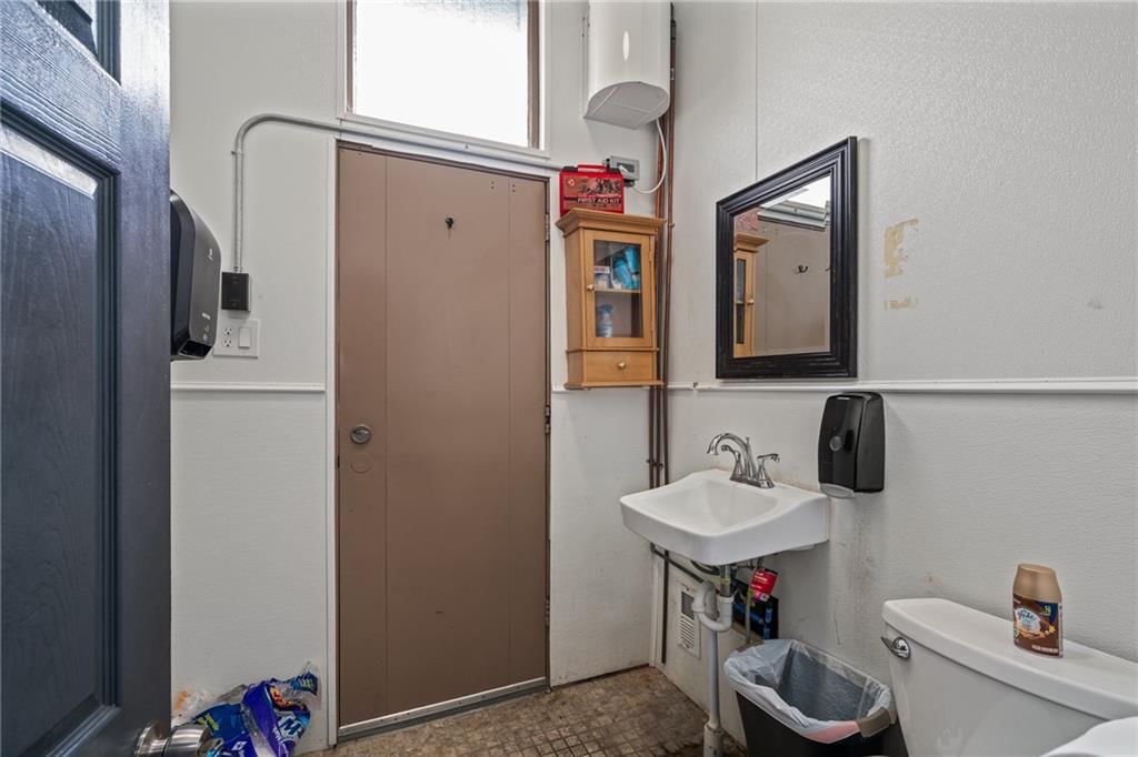 7834 Troost Avenue — photo 25