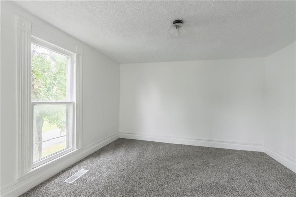 325 John F Kennedy Avenue — photo 18