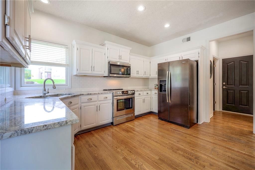 14708 GLENWOOD Avenue — photo 9