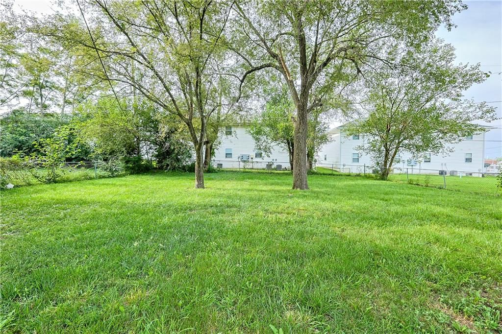 216 E Lieber Street — photo 15