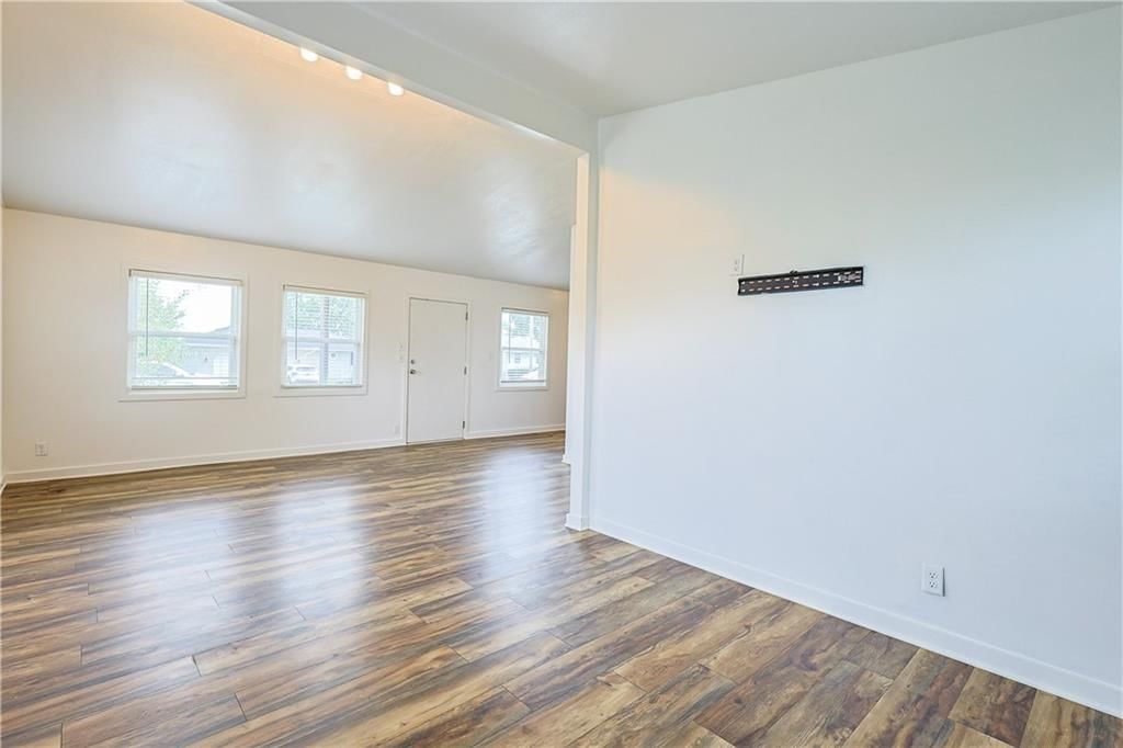 216 E Lieber Street — photo 9