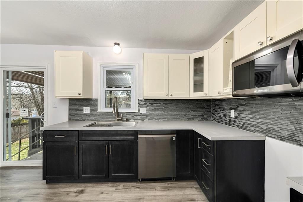 112 SW Gladstone Drive — photo 4