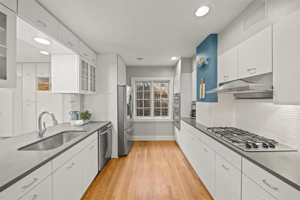 633 W 60th Terrace — photo 10