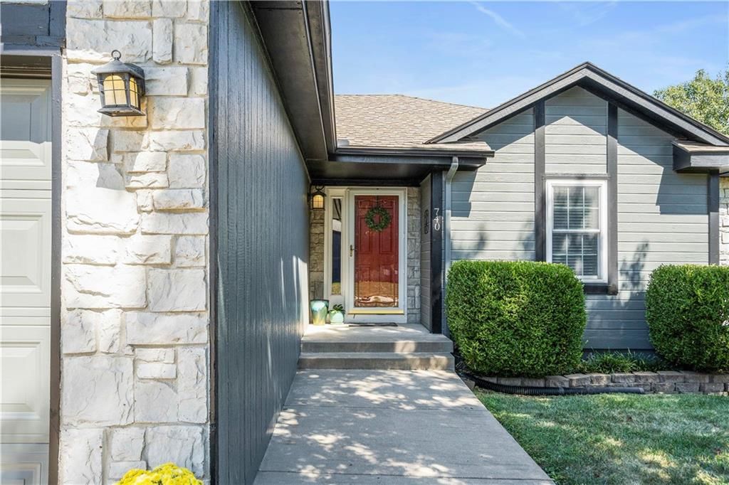 740 SW Windsong Circle — photo 3