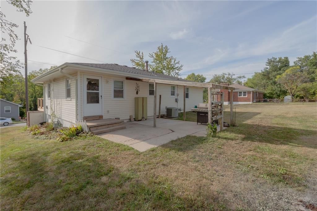 309 Waller Avenue — photo 13