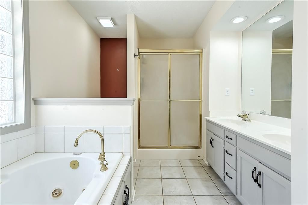 501 NW Chateau Drive — photo 18