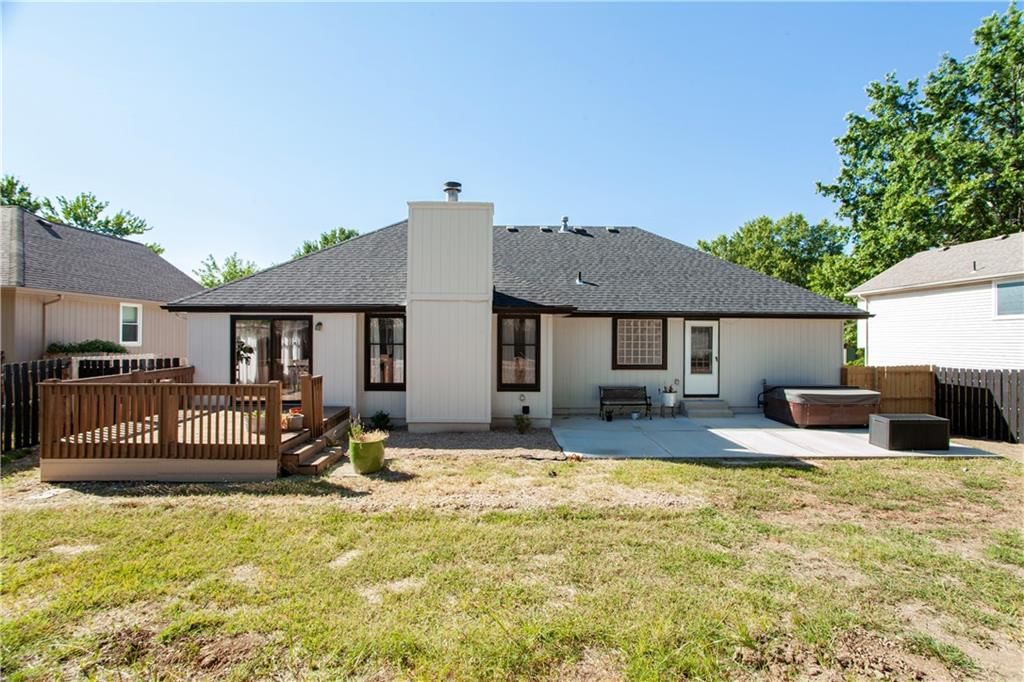 501 NW Chateau Drive — photo 26