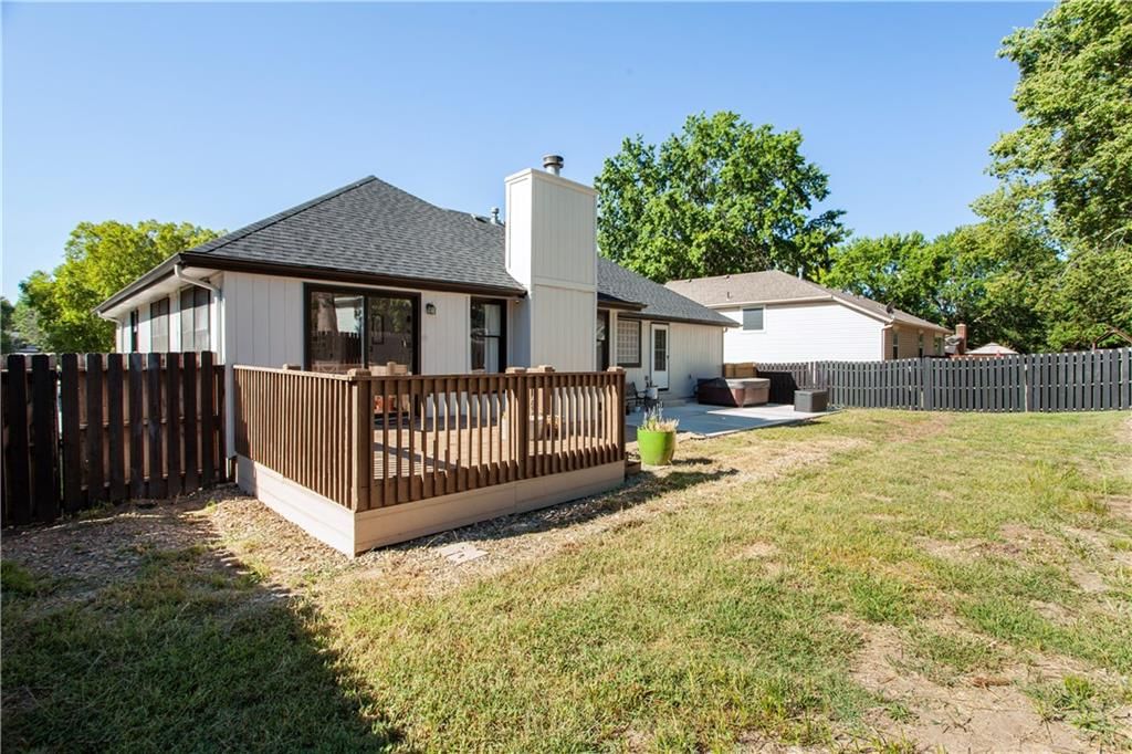 501 NW Chateau Drive — photo 27