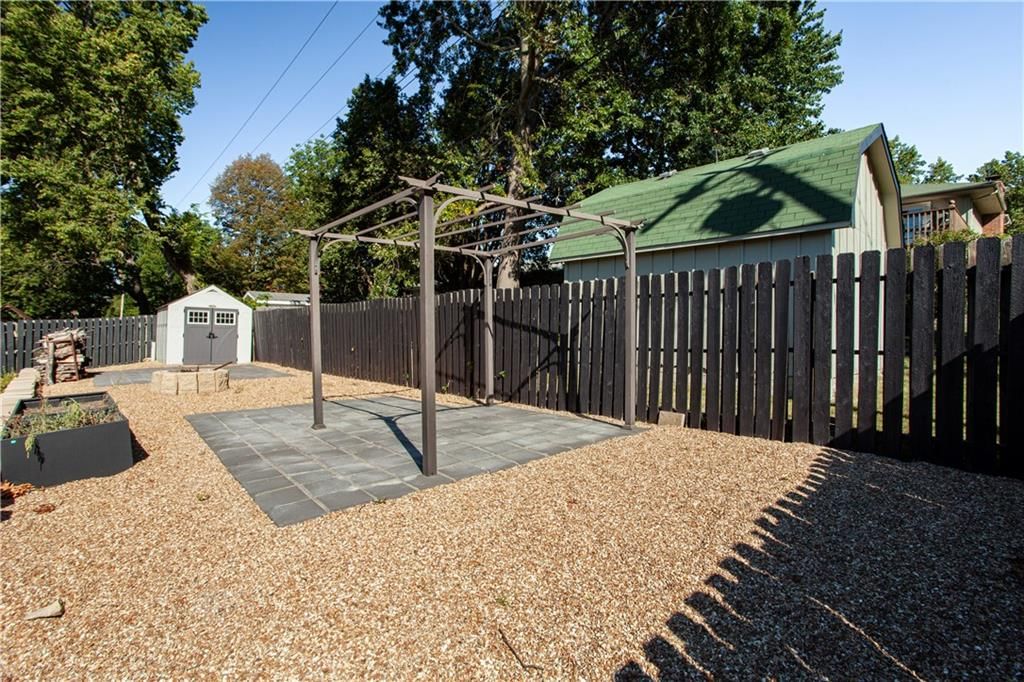 501 NW Chateau Drive — photo 30