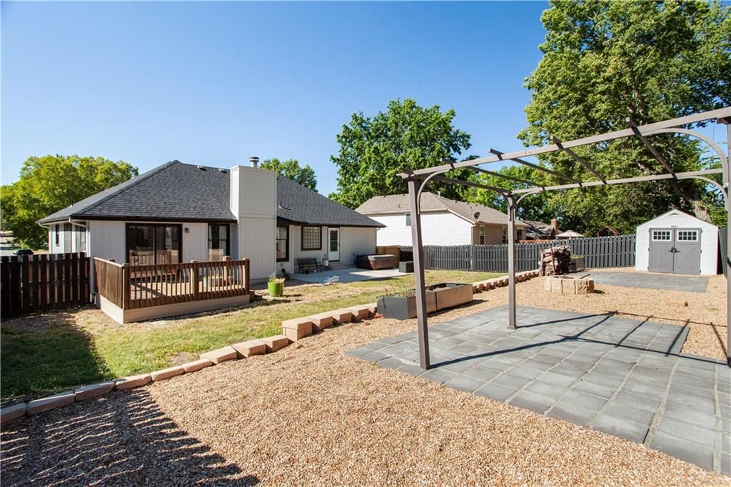 501 NW Chateau Drive — photo 31