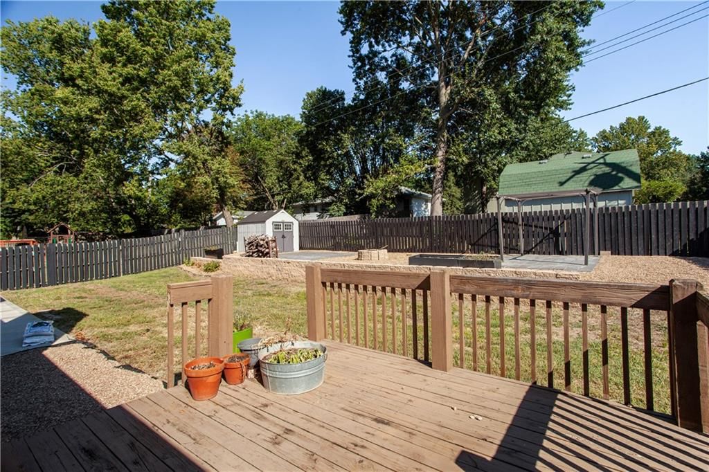 501 NW Chateau Drive — photo 32