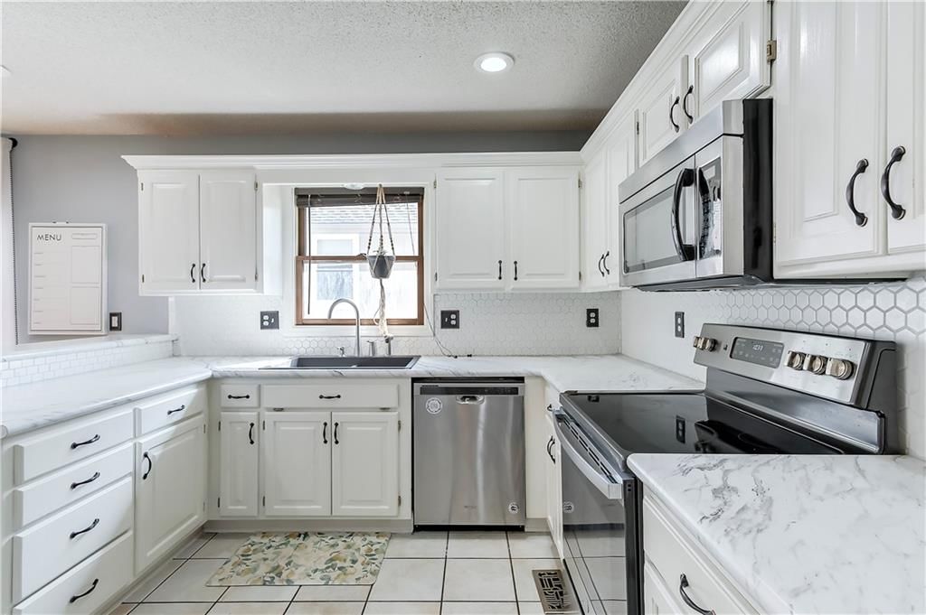 501 NW Chateau Drive — photo 9
