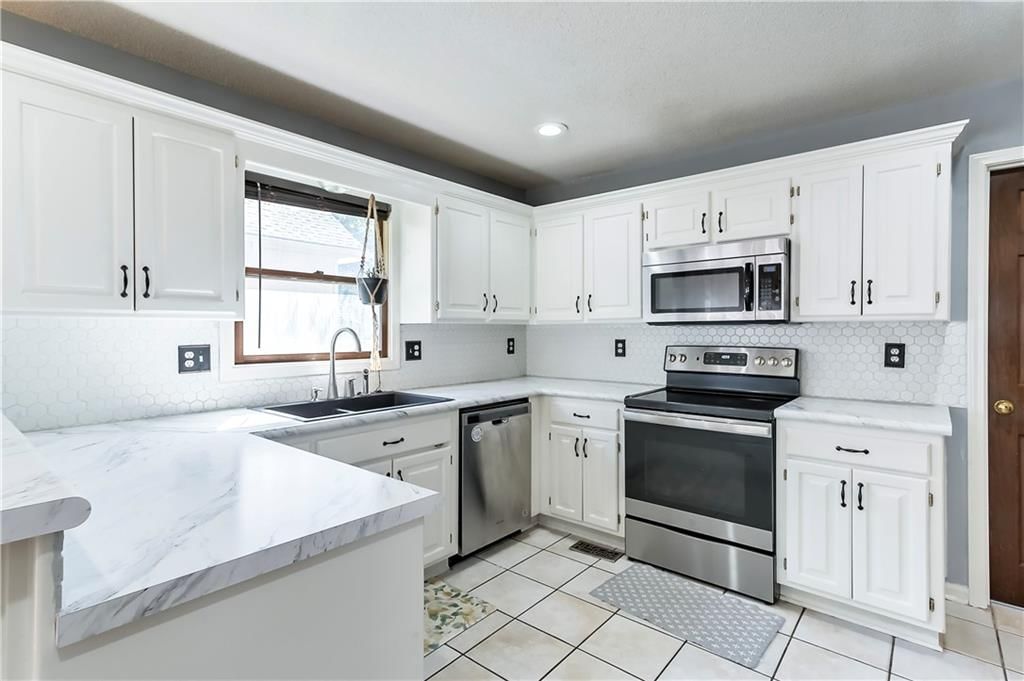 501 NW Chateau Drive — photo 10