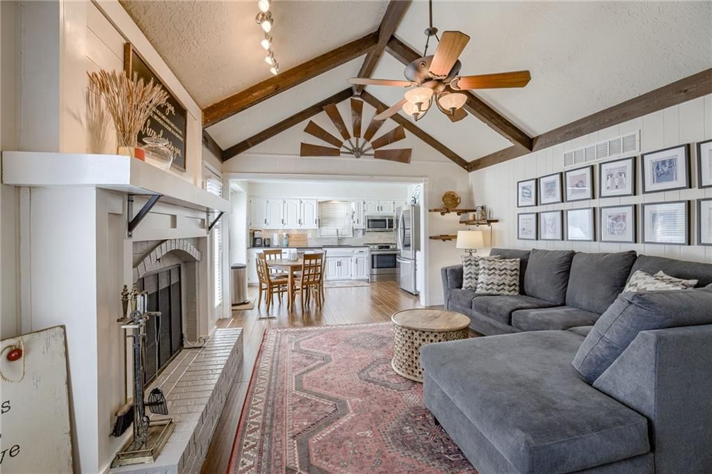 1605 NE Debonair Drive — photo 9
