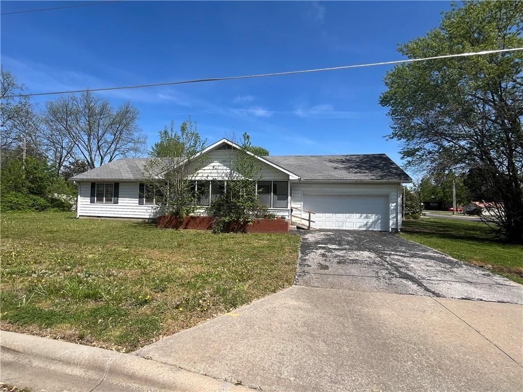 327 E Floral Street — photo 2