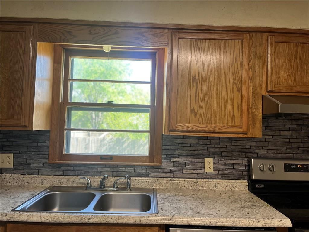 327 E Floral Street — photo 14