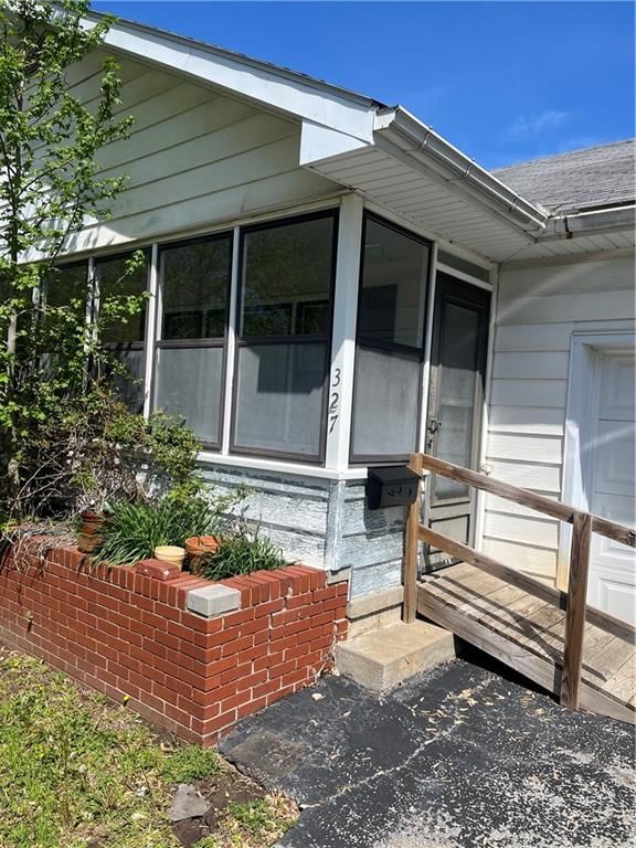 327 E Floral Street — photo 3
