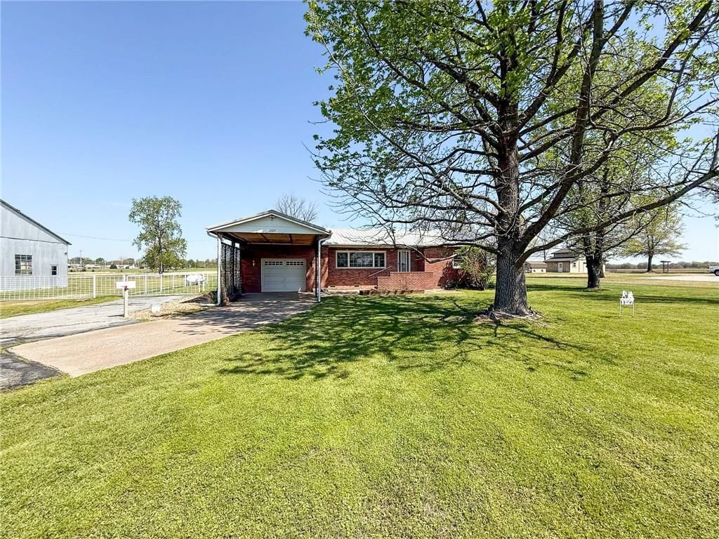 1127 E Country Road — photo 2