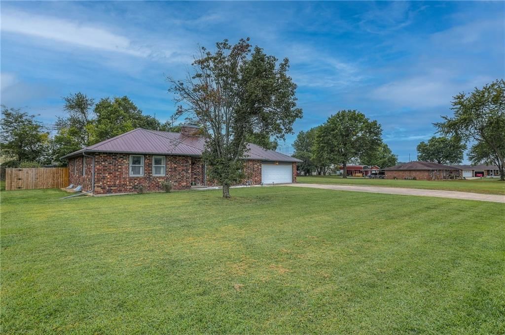 402 E Meadowlark Drive — photo 2