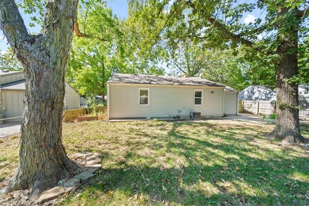 7601 Windsor Drive — photo 16