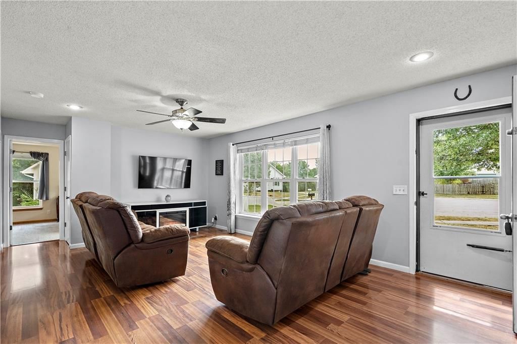 412 Brookside Circle — photo 2