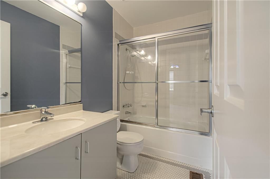 429 W 10th Street — photo 23