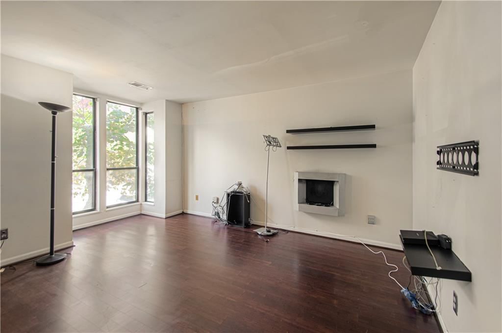429 W 10th Street — photo 5
