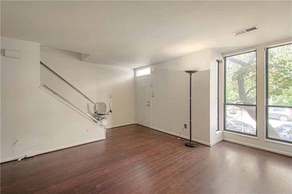 429 W 10th Street — photo 6
